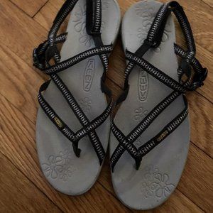 Keen Womens  strappy sandals 9.5 Navy